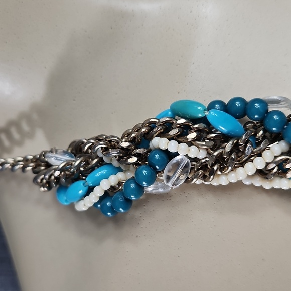 VINTAGE CHUNKY TURQUISE, WHITE,BLUE,CLEAR, AND SILVERTONE NECKLACE - Picture 3 of 8